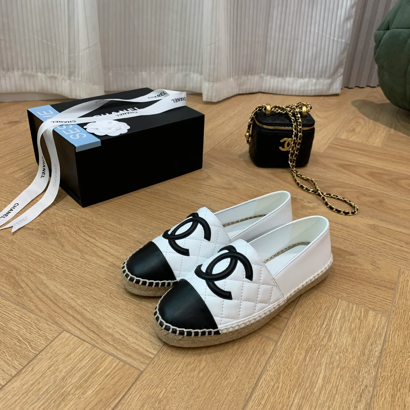 👟👟Ex-factory price 480👟👟 👑New colors are coming ✌️The new version of Chanel fisherman shoes is coming❗️Delivered in a complete set of top-notch packaging. The quality of my fisherman shoes has not been introduced much, everyone who has tried it knows it! The original customized upper, and my outsole is the original translucent outsole, the opaque outsole is the wrong version, full set of authentic packaging ❗️ size: 35-40, running price